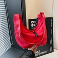 Bolso medialuna de nailon rojo brillante con correa ajustable y cremallera negra - Rojo