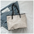 Bolso tote beige de cuero sintético con asas negras en contraste y remaches dorados - Negro sin Colgante