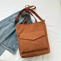 Borsa tote in velluto a coste caramello con tasca frontale e tracolla regolabile - Marrone