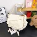 Minimalistische beige Messenger Bag aus Segeltuch mit schwarzer Schnalle im Vintage-Stil - Weiß