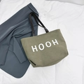Borsa tote in tela verde oliva con stampa HOOH e manici marroni su sfondo casuale - Verde