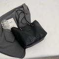 Bolso tote negro de cuero sintético tejido con asas largas y remaches dorados de moda - Negro