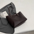 Bolso tote tejido marrón oscuro de gran capacidad con correas finas de estilo minimalista - Marrón