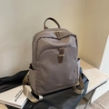 Minimalistischer taupe Nylon-Rucksack mit braunen Lederdetails und Goldbeschlägen - Dunkelgrau