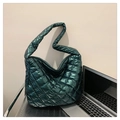Dunkelgrüne gesteppte Tasche mit Metallic-Finish und weichem Schultergurt aus Leder - Grün