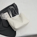 Bolso tote blanco con diseño trenzado y detalles metálicos dorados de estilo coreano - Blanco