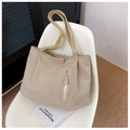 Borsa tote minimalista in tela beige con etichetta fashion su una sedia in casa - Cachi