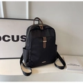 Minimalistischer schwarzer Damenrucksack aus Nylon mit braunen Lederakzenten und Goldbeschlägen - Schwarz