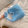Borsa tote trapuntata celeste con motivo a rombi e tracolla imbottita morbida - Blu