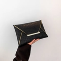 Elegante bolso de sobre negro en piel sintética grabada en cocodrilo con oro - Negro