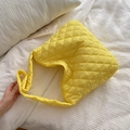 Grand sac cabas matelassé jaune vif avec rembourrage doux et bandoulière de style hobo - Jaune