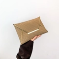 Bolso de mano tipo sobre caqui claro con relieve de cocodrilo y detalle metálico dorado - Caqui