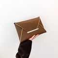 Cartera de mano marrón con textura tejida, bordes dorados y cierre metálico de alta calidad - Marrón