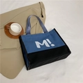 Sac fourre-tout en toile bicolore bleu et noir avec grand imprimé de la lettre M! - Bleu