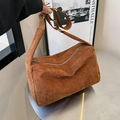 Braune Umhängetasche aus Cord mit verstellbarem Gurt im minimalistischen Vintage-Stil - Braun
