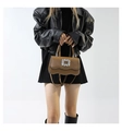 Détail de sac à main en cuir marron avec boucle en strass et rabat ondulé - Kaki