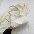 Borsa sottobraccio beige con arricciature in ecopelle per un look moderno e chic - Bianco