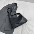 Bolso hobo negro minimalista con textura de grano mate y cremallera dorada elegante - Negro