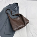 Bolso tote vintage de cuero marrón oscuro con cremallera dorada y correa ajustable - Marrón