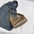 Bolso hobo minimalista marrón de piel sintética con correa ajustable para diario - Arena