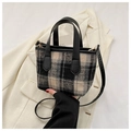 Große karierte Woll-Tote-Bag in Schwarz-Grau mit schwarzen Ledergriffen und Riemen - Khaki