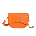 Bolso silla naranja minimalista de cuero brillante con correa de cadena dorada - Naranja