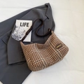 Borsa hobo marrone a quadri in stile vintage con tracolla regolabile in ecopelle - Senza Ciondolo / Quadri Caffè