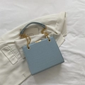 Sac fourre-tout bleu clair en cuir croco avec bandoulière chaîne dorée et style chic - Bleu