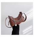 Sac sous le bras demi-lune marron avec grosse chaîne argentée et fini cuir mat - Marron