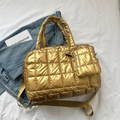 Borsa tote trapuntata oro metallizzato con pochette abbinata e tracolla regolabile - Oro