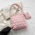 Sac fourre-tout matelassé rose à cœurs avec pochette assortie et bandoulière - Rose