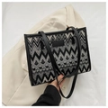 Bolso tote étnico tejido con patrón de ondas blancas y negras y correas largas - Textura de Onda Geométrica / Estilo 4 Sin Colgante