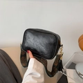 Sac bandoulière noir vintage avec large sangle ethnique et pompon décoratif - Noir