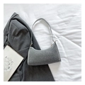 Vue détaillée du sac hobo gris pailleté avec une texture scintillante métallisée fine - Argenté