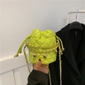 Bolso tipo cubo acolchado verde neón con cadena y detalle de colgante de corazón - Verde