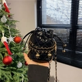 Elegante mini bolso tipo cubo acolchado negro con cadena dorada y colgante de corazón - Negro
