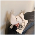 Vue détaillée du sac à bandoulière blanc minimaliste avec élégant gaufrage crocodile - Blanc