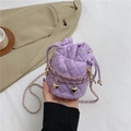 Bolso saco acolchado morado con cadena dorada y colgantes de corazón para mujer - Morado