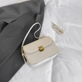 Bolso de hombro crema con hebilla dorada metálica y opciones de doble correa - Blanco Roto