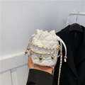 Bolso saco mini blanco acolchado con colgantes de corazón dorado y bandolera - Blanco