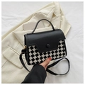 Detail van compacte crossbodytas van zwart leer en pied-de-poule patroon met handvat - Zwart Gewatteerd