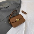 Bolso bandolera de piel sintética marrón con hebilla dorada y correa ajustable - Marrón