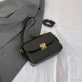 Bolso bandolera cuadrado negro minimalista con hebilla dorada y correas dobles de cuero - Negro