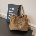 Braune gesteppte Tragetasche mit Rautenmuster und dekorativer silberner Metallkette - Khaki