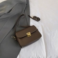 Bolso bandolera minimalista marrón oscuro de cuero mate con hebilla dorada - Marrón