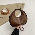 Sac croissant tressé marron foncé avec bandoulière en cuir au style minimaliste - Marron