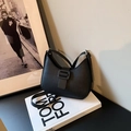 Sac hobo noir élégant avec motif crocodile et boucle décorative en résine - Noir