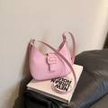 Sac sous le bras en similicuir rose effet crocodile avec boucle et fine bandoulière - Rose
