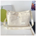 Minimalistische beige Nylon-Schultertasche mit Kordelzugtasche und modischem Aufnäher - Weiß