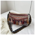 Dettaglio della borsa etnica bohémien con frange e tracolla in tessuto intrecciato colorato - Borgogna